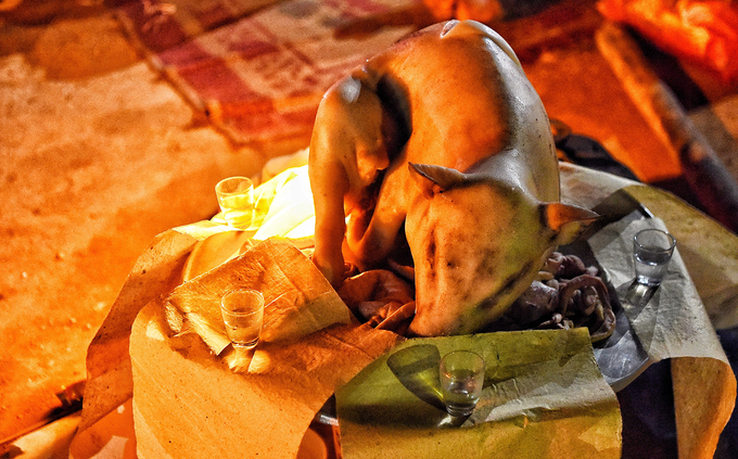 Trai bản chân trần nhảy trên đống lửa cầu may